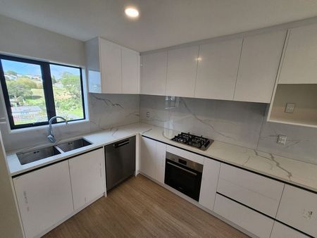 Spacious 3-Bedroom, 2.5 Bathroom Townhouse - Photo 5