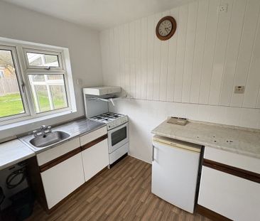 Melvyn Close - Photo 1