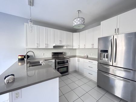 For Lease - 438 Kwapis Boulevard, Newmarket, Ontario - Photo 2