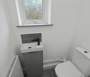 2 bedroom terraced house to rent - Photo 4