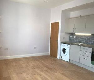 2 Bedrooms Flat to rent in Greenford Road, Sutton SM1 | £ 219 - Photo 1