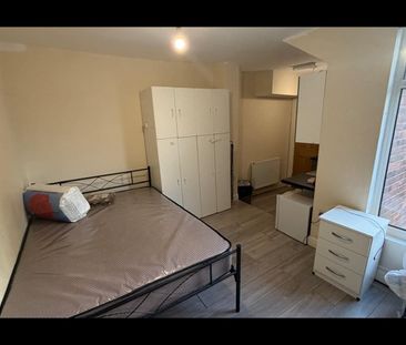 Room in a Shared House, Fox Hollies Road, B27 - Photo 3