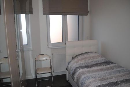 Gelijkvoers appartement met 2 slaapkamers en garage. - Photo 2