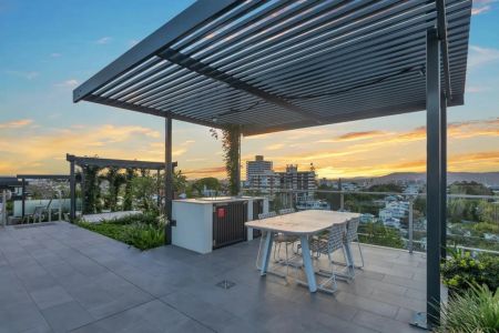 Luxury 3-Bedroom Apartment with Rooftop Skydeck & Infinity Pool - Photo 2