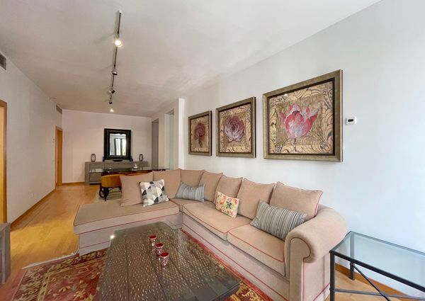 Apartamento amueblado de 3 dormitorios y 2 baños con patio en la Plaza de Cort, Palma.