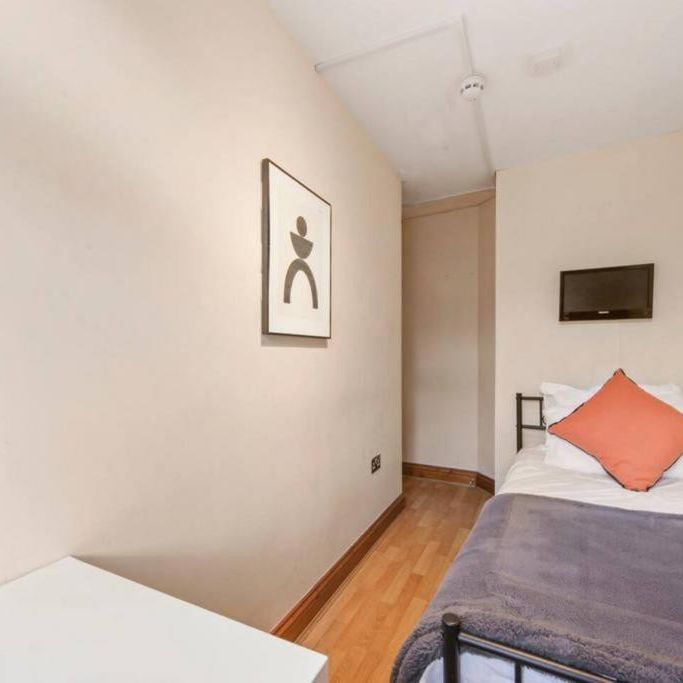 1 bedroom in a house share to rent - Photo 1