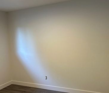 667 Sixth Street- Upper - Photo 2