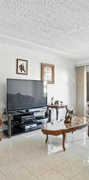 Grand rez de chaussée et sous sol dans un quadruplex a st Leonard Grand 12 et demi près de tous les services 4 chambres fermées 2 balcon autoroute, - Photo 1