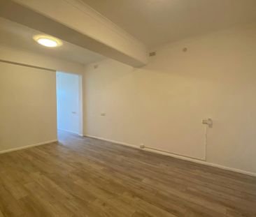 RENOVATED ONE BEDROOM APARTMENT - Photo 2