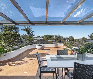 Exquisite 6-Bed Family Home in Pristine Location with Beautiful Wat... - Photo 5