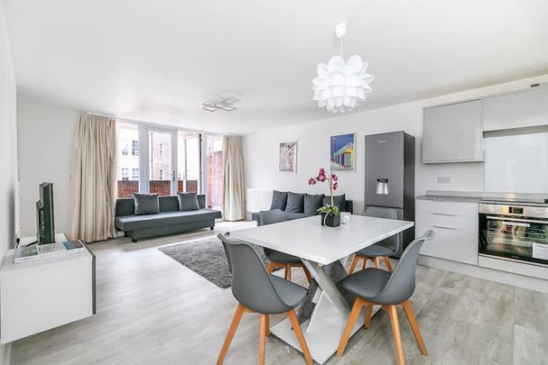 Queensway - Photo 1