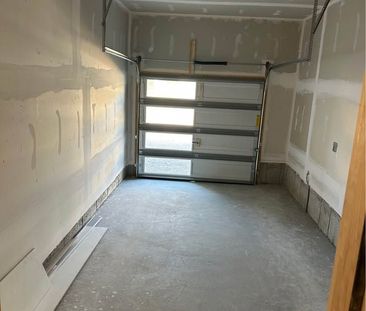 For Lease - 2021 Horace Duncan Crescent, Oshawa, Ontario - Photo 6