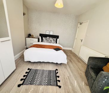 BEDROOM 1- LARGE DOUBLE - Photo 6