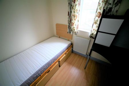 4 bedroom end of terrace house to rent - Photo 5