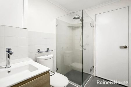 Conveinient Two Bedroom Apartment - Carspace + Storage Room - Photo 4