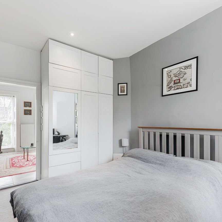 First Floor One Bedroom Flat in Converted Grade II Listed House to let in Kennington - Photo 1