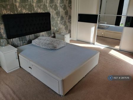 5 bedroom semi-detached house to rent - Photo 3