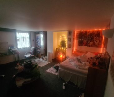 7 Bed - 1 The Village Street, Burley, Leeds - LS4 2PR - Student - Photo 1