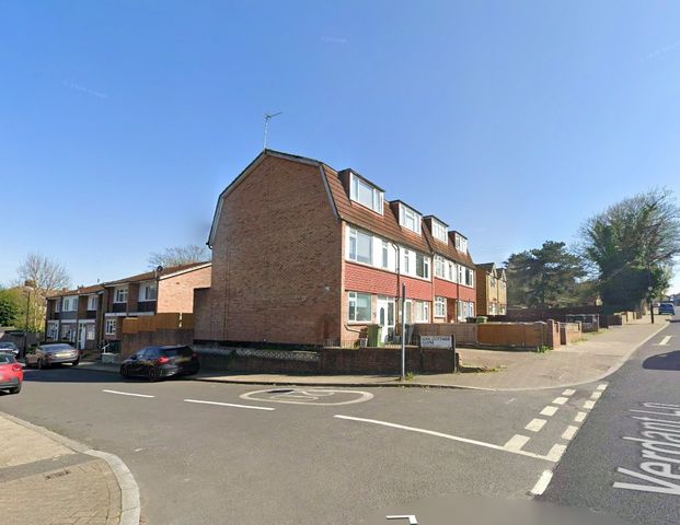Studio Flat, Oak Cottage Close, SE6 - Photo 1