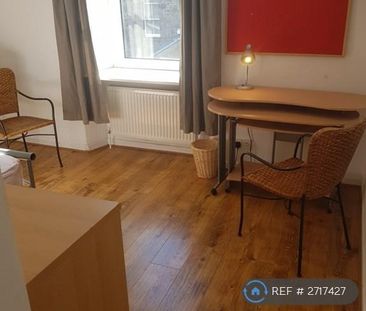 1 bedroom in a flat share to rent - Photo 2