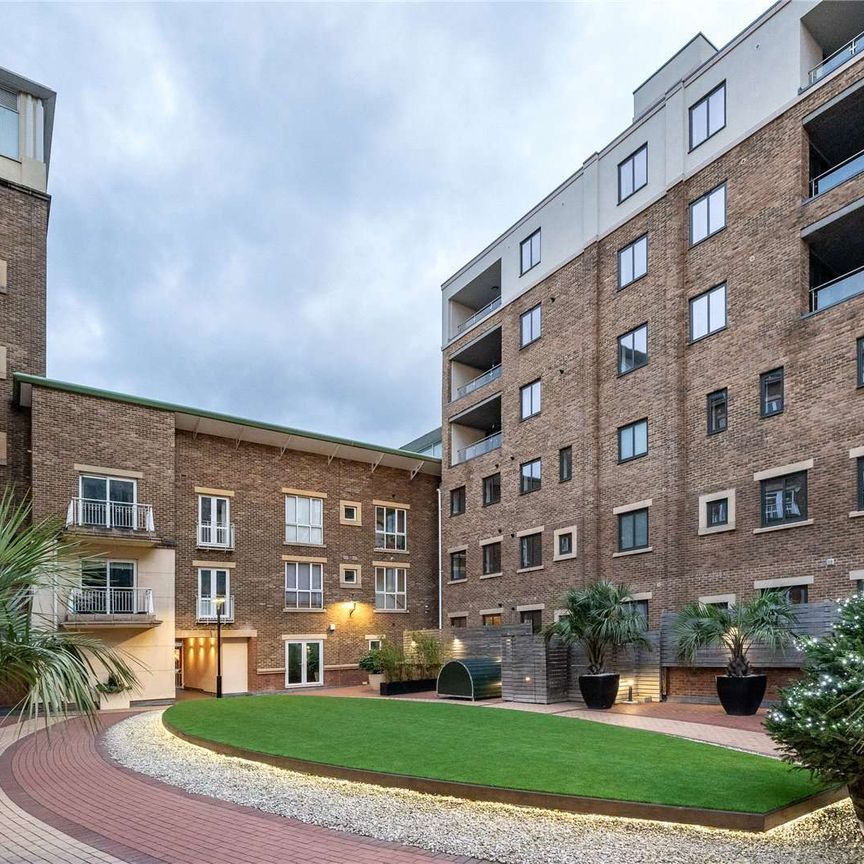 Two bed flat located close to the Thames in Battersea - Photo 2