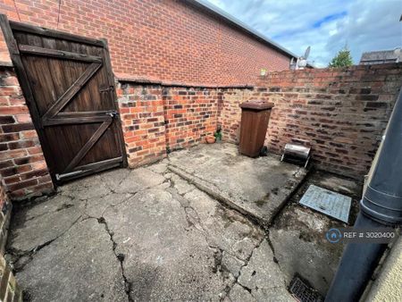 3 bedroom terraced house to rent - Photo 4