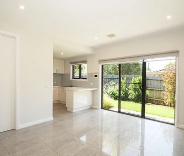 GORGEOUS 4 BEDROOM, 3 BATHROOM FAMILY HOME WITHIN MOUNT WAVERLEY SC... - Photo 3