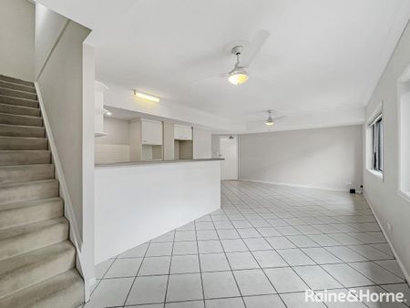 A Quiet & Convenient Townhouse - Close to Transport, Shops and Schools - Photo 3