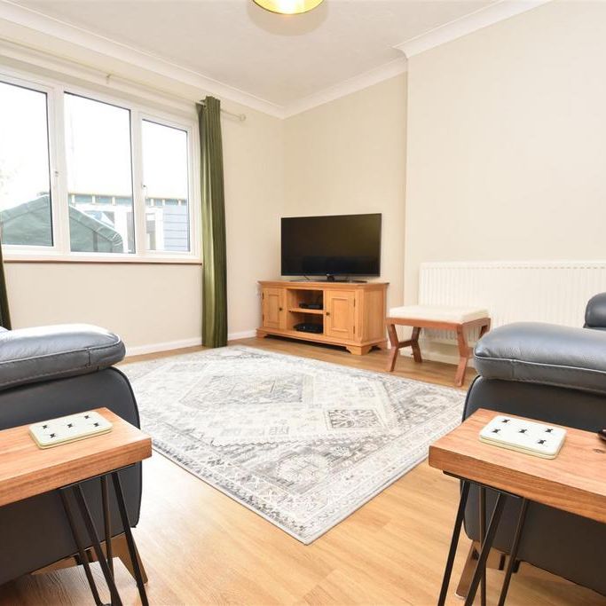 4 bedroom semi-detached house to rent - Photo 1