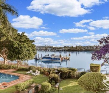 LOCATION! LOCATION! - Photo 2