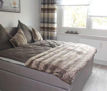 Modernes Laminat und Fliesen - Balkon - Fußbodenheizung im Bad - sc... - Foto 1