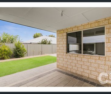 5 Bedroom 2 Bathroom Family Home with AC & Solar Panels! - Photo 3