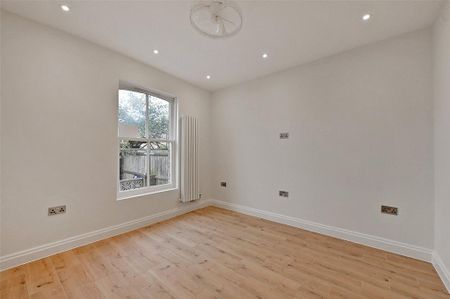 4 bedroom end of terrace house to rent - Photo 2