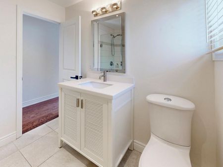 For Lease - 42 Buchanan Crescent, Aurora, Ontario - Photo 2