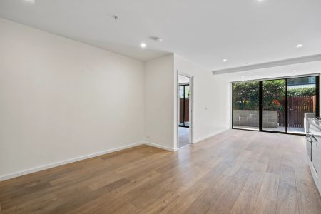 Spacious Richmond Apartment with Large Private Courtyard - Photo 2
