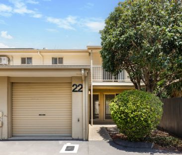 Contemporary 3-Bedroom Townhouse with Ensuite & Courtyard - Photo 3