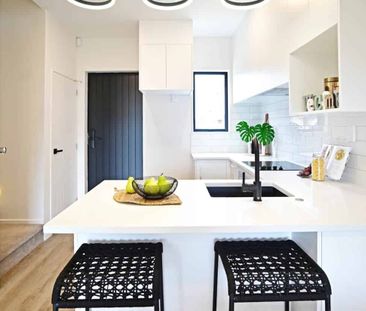 Stylish 2-Bedroom Townhouse in Flat Bush - Photo 4