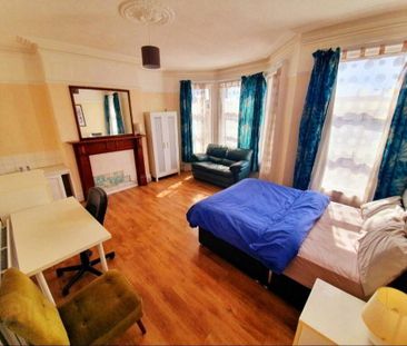 Room 4, 107 Ulsterville Avenue, Lisburn Road, Belfast, BT9 7AV - Photo 2