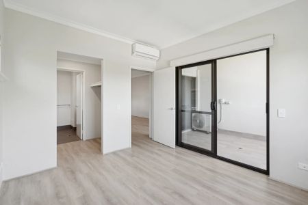 Boutique Top-Floor Applecross Living - Available NOW - Photo 4