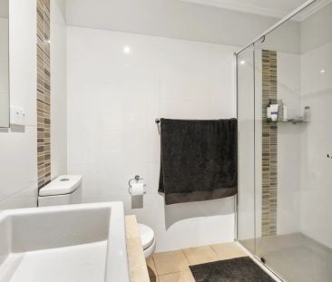 Luxurious Townhouse Living – Prime Sandgate Location - Photo 4