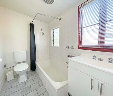 Charming Red Brick Cottage - Photo 5