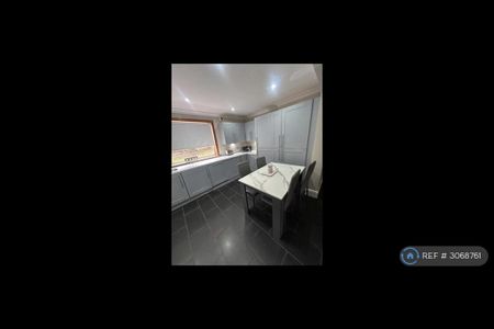 3 bedroom flat to rent - Photo 5