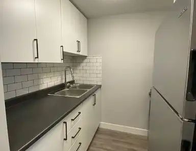 Renovated Bachelor unit | 123 Gloucester Street North, Cornwall - Photo 1