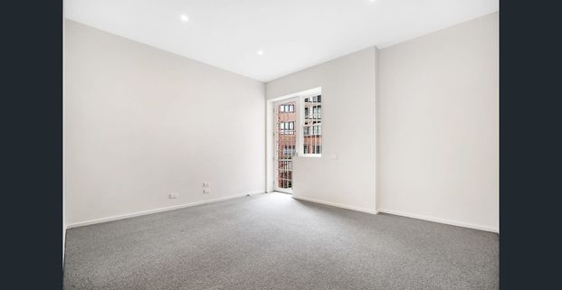 Stylish Townhouse in Premier Polaris Precinct - Heritage Facade + Spacious Interiors - Photo 1