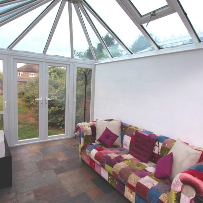 STUDENT 4 Bed House w/ Lounge and Conservatory – Surbiton (Cheyne Hill, KT5) - Photo 1