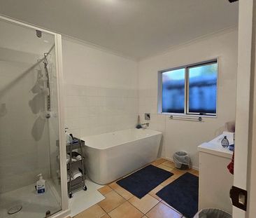 Beautiful 4 bed rooms Family home in Orewa - Photo 2