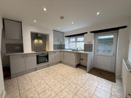 2 bedroom terraced house to rent - Photo 4