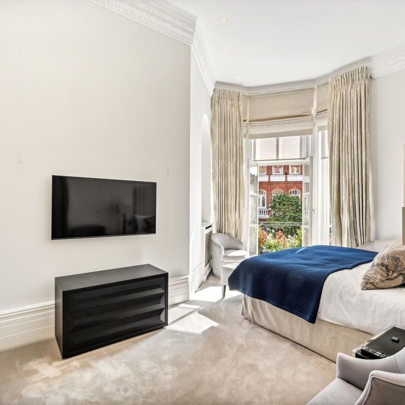 2 bedroom flat in London - Photo 1