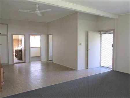 Neat and Tidy Queenslander located in Manunda! - Photo 5