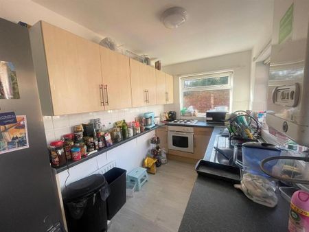 4 bedroom end of terrace house to rent - Photo 2